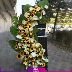 تاج گل ترحیم شیک با گل‌های آفتابگردان | انگور