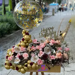 سفارش اینترنتی باکس گل لاکچری سانیا با دیزاین ویژه از گل فروشی آنلاین انگور