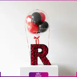 خرید اینترنتی باکس گل حرف R به همراه بالن عاشقانه با تم قرمز