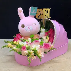 سفارش آنلاین باکس گل تولد گهواره ای مخصوص تولد نوزاد دختر با تم صورتی