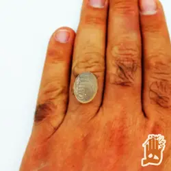 سنگ عقیق کبود طبیعی با حکاکی ذکر الملک لله (خط کوپال)