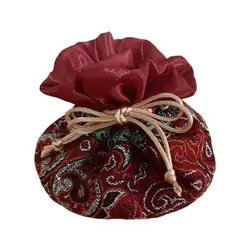 دستی ایران که امروزه در سطح جهان مشهور است ترمه و ترمه بافی مانند رومیزی و کیف ترمه  است.