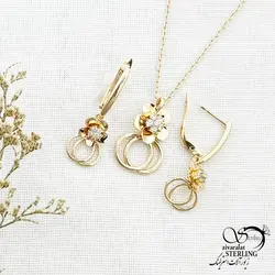 خرید و قیمت نیمست گل آویز حلقه ای برند ژوپینگ کد 13901 | خرید سرویس مجلسی مشابه طلا در فروشگاه زیورآلات استرلینگ