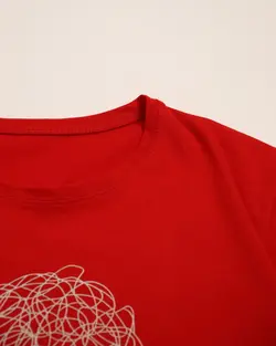 تیشرت دختر مو فرفری