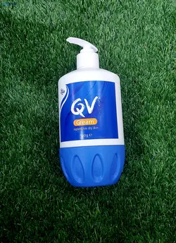 کرم مرطوب کننده پمپی کیو وی، وزن 500 گرم ا Qv Cream Replenish Your Skin - 500g‏ - فروشگاه اینترنتی زیبا شاپ