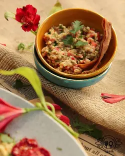 حمص و سالاد تبوله به همراه نان زعتر