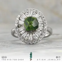 انگشتر نقره یاقوت گارنت سبز تراش نخورده (راف) آفریقایی معدنی بینظیر روکش رودیوم مزین به نگین های باگت و سوییسی درخشان