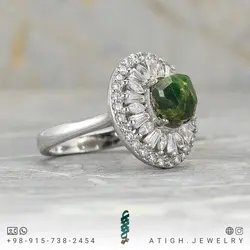 انگشتر نقره یاقوت گارنت سبز تراش نخورده (راف) آفریقایی معدنی بینظیر روکش رودیوم مزین به نگین های باگت و سوییسی درخشان