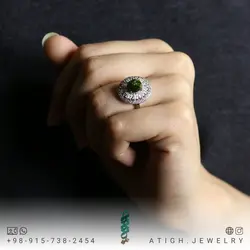 انگشتر نقره یاقوت گارنت سبز تراش نخورده (راف) آفریقایی معدنی بینظیر روکش رودیوم مزین به نگین های باگت و سوییسی درخشان