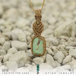 گردنبند فیروزه نیشابوری شجری تراش مستطیل معدنی با نقش و نگار زیبا رنگ صد درصد طبیعی بافت مکرومه عسلی وزن 2.3 گرم