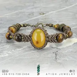 دستبند عقیق زرد بسیار خوشرنگ و چشم ببر معدنی بافت مکرومه قهوه ای طرح ورساچه تخصصی چاکرای خورشیدی