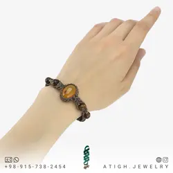 دستبند عقیق زرد بسیار خوشرنگ و چشم ببر معدنی بافت مکرومه قهوه ای طرح ورساچه تخصصی چاکرای خورشیدی