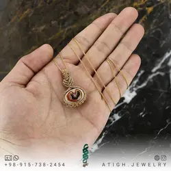 گردنبند عقیق باباقوری معدنی نقش ماه طرح برجسته کلکسیونی بافت مکرومه بسیار خوشرنگ همراه بند چرم