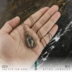 گردنبند عقیق شجر دریایی معدنی تراش مستطیلی دور بافت مکرومه دستساز با مناظر طبیعی بسیار زیبا همراه بند چرم