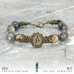 دستبند عقیق شجری نقش برگ، عقیق خزه ای، جاسپر سبز و عقیق کاراملی معدنی بسیار خوشرنگ دور بافت مکرومه