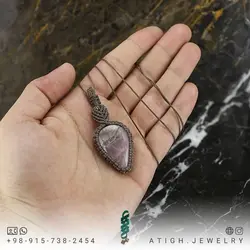 گردنبند کوارتز صورتی (رز کوارتز) معدنی تراش بیضی بسیار خوشرنگ با نقش و نگار منحصر به فرد تخصصی چاکرای قلب کوالیتی عالی بافت مکرومه دستساز