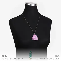گردنبند ژئود کوارتز صورتی (رز کوارتز) معدنی بلور طبیعی سنگ درمانی تخصصی چاکرای چهارم همراه زنجیر استیل یا بند چرم