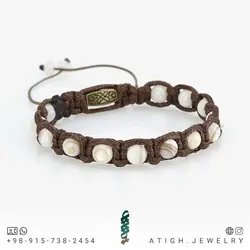 دستبند صدف سفید طبیعی با رگه های زیبا دور بافت چرم کشویی طراحی اسلیمی