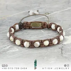 دستبند صدف سفید طبیعی با رگه های زیبا دور بافت چرم کشویی طراحی اسلیمی