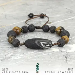 دستبند مهره لول عقیق سیاه سلیمانی مات طرح قدیمی با نقوش زیبا همراه چشم ببر و لاوا طبیعی بافت کشویی فری سایز