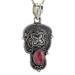 گردنبند یاقوت سرخ طبیعی فریم سیاه قلم طراحی اسلیمی همراه زنجیر استیل‌ یا بند چرمی طرح قدیمی