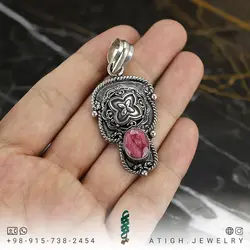 گردنبند یاقوت سرخ طبیعی فریم سیاه قلم طراحی اسلیمی همراه زنجیر استیل‌ یا بند چرمی طرح قدیمی