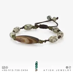 دستبند مهره لول عقیق سلیمانی قهوه ای مات طرح قدیمی با نقش و نگار زیبا همراه عقیق تبتی چشمی بافت کشویی فری سایز