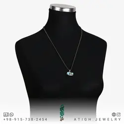 گردنبند نقره فیروزه نیشابوری شجری معدنی خوشرنگ با نقش و نگار زیبا درشت رنگ صددرصد طبیعی فریم دستساز نقره 925 عیار دور ساده همراه زنجیر استیل یا بند چرم