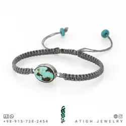 دستبند فیروزه نیشابوری صددرصد طبیعی بسیار خوشرنگ فریم نقره 925 عیار دستساز بافت مکرومه فری سایز کشویی