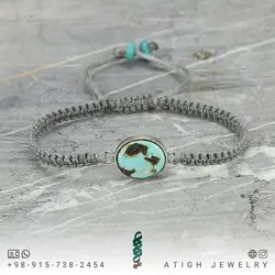 دستبند فیروزه نیشابوری صددرصد طبیعی بسیار خوشرنگ فریم نقره 925 عیار دستساز بافت مکرومه فری سایز کشویی