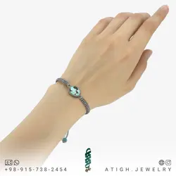 دستبند فیروزه نیشابوری صددرصد طبیعی بسیار خوشرنگ فریم نقره 925 عیار دستساز بافت مکرومه فری سایز کشویی