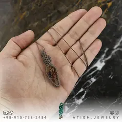 گردنبند عقیق شجری تراش اشکی دور بافت مکرومه دستساز با مناظر طبیعی بسیار زیبا همراه بند چرم