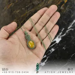 گردنبند عقیق زرد معدنی بسیار خوشرنگ تراش دامله بافت مکرومه تخصصی چاکرای خورشیدی همراه بند چرم