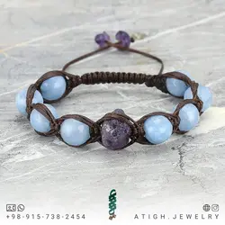 دستبند آمتیست تراش نخورده (راف)، آکوامارین تراش دار معدنی دور بافت مکرومه کشویی فری سایز