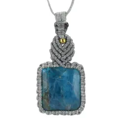 گردنبند آپاتیت معدنی بسیار خوشرنگ با رگه های منحصر به فرد تراش مربع کیفیت عالی وزن حدود 30 قیراط بافت مکرومه دستساز