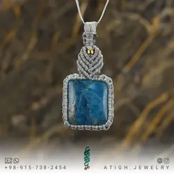 گردنبند آپاتیت معدنی بسیار خوشرنگ با رگه های منحصر به فرد تراش مربع کیفیت عالی وزن حدود 30 قیراط بافت مکرومه دستساز