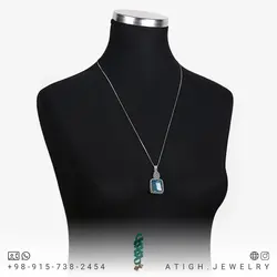 گردنبند آپاتیت معدنی بسیار خوشرنگ با رگه های منحصر به فرد تراش مربع کیفیت عالی وزن حدود 30 قیراط بافت مکرومه دستساز