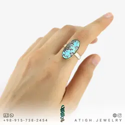 انگشتر نقره فیروزه نیشابوری شجری معدنی آبی خوشرنگ با نقش و نگار زیبا رنگ صددرصد طبیعی رکاب دستساز نقره 925 عیار دور ساده طلایی