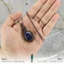 گردنبند لابرادوریت معدنی بازی رنگ و نور بسیار جذاب بافت مکرومه همراه بند چرمی تخصصی چاکرای 1 و 2