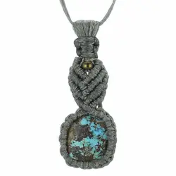 گردنبند فیروزه نیشابوری شجری معدنی چهارگوش با نقش و نگار زیبا رنگ صد درصد طبیعی بافت مکرومه طوسی همراه بند چرم