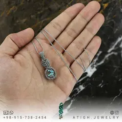 گردنبند فیروزه نیشابوری شجری معدنی چهارگوش با نقش و نگار زیبا رنگ صد درصد طبیعی بافت مکرومه طوسی همراه بند چرم