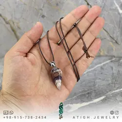 گردنبند آمتیست تراش منشوری با نقش و نگار منحصر به فرد کیفیت سنگ عالی طراحی خاص همراه بند چرم