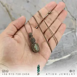 گردنبند فیروزه نیشابوری شجری رنگ صددرصد طبیعی تراش نخورده (راف) معدنی بافت مکرومه دستساز بسیار زیبا همراه بند چرم