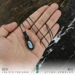 گردنبند فیروزه نیشابوری شجری معدنی رنگ صددرصد طبیعی آبی بسیار زیبا با نقش و نگار خاص بافت مکرومه مشکی دستساز همراه بند چرم