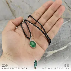 گردنبند نقره عقیق سبز خراسانی معدنی بسیار خوشرنگ فریم دستساز ۹۲۵ عیار همراه بند چرم