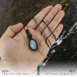 گردنبند فیروزه نیشابوری شجری رنگ صددرصد طبیعی آبی بسیار زیبا با نقش و نکار خاص درشت معدنی بافت مکرومه دستساز همراه بند چرم