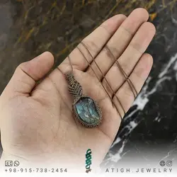 گردنبند لابرادوریت تراش نخورده معدنی بازی رنگ و نور زیبا بافت مکرومه دستساز بسیار جذاب همراه بند چرمی تخصصی چاکرای 1 و 2