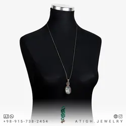 گردنبند لابرادوریت تراش نخورده معدنی بازی رنگ و نور زیبا بافت مکرومه دستساز بسیار جذاب همراه بند چرمی تخصصی چاکرای 1 و 2