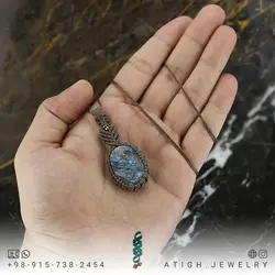 گردنبند لابرادوریت تراش نخورده معدنی بازی رنگ و نور آبی زیبا بافت مکرومه دستساز بسیار جذاب همراه بند چرمی تخصصی چاکرای 1 و ۲