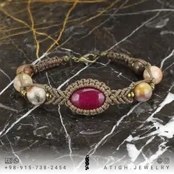 دستبند جید سرخابی رنگ بسیار زیبا همراه جاسپر امپریال رگه های بسیار زیبا و چشم ببر معدنی بافت مکرومه دستساز بسیار خاص